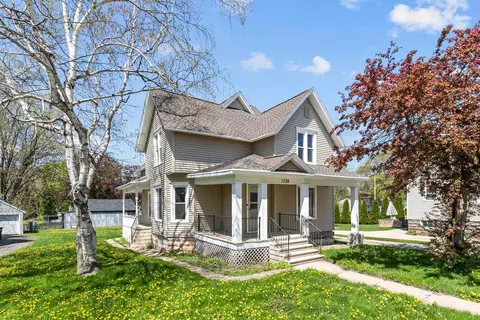 1739 Elmwood Ave, Oshkosh, WI 54901