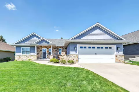 1006 Heyerdahl Hts, Hobart, WI 54155