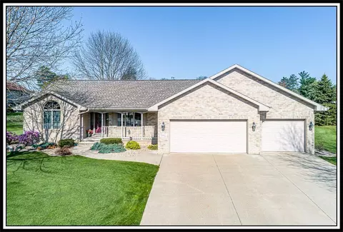 205 Oak Knoll Ct, Hortonville, WI 54944