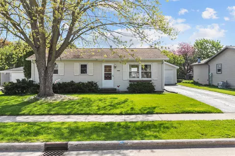 1000 Ardmore Trl, Oshkosh, WI 54904
