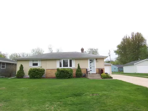2551 Shade Tree Ln, Green Bay, WI 54313