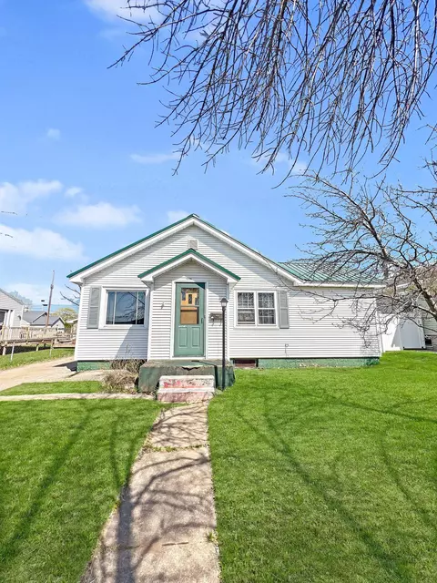 1226 N 19th St, Escanaba, MI 49829
