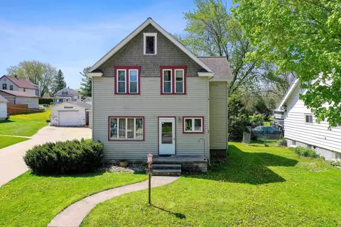 137 Mckinley St, Valders, WI 54245