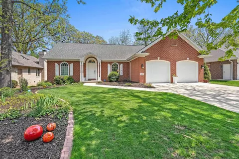 1605 Rustic Oaks Ct, Allouez, WI 54301