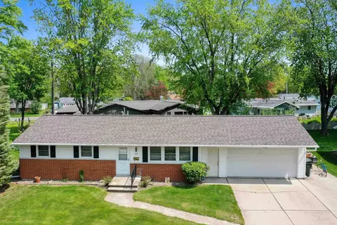 1217 Driftwood Dr, De Pere, WI 54115