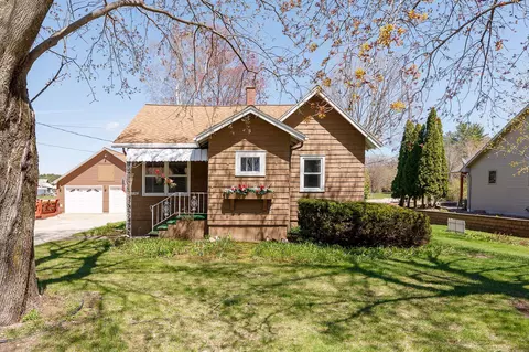 1142 Riverside Dr, Suamico, WI 54173