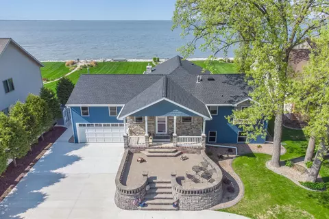 2655 E Shore Dr, Green Bay, WI 54302