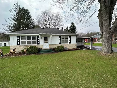 706 E Main St, Clintonville, WI 54929