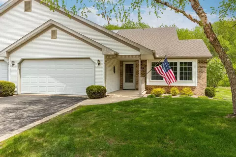 250 Lake Pointe Dr, Oshkosh, WI 54904