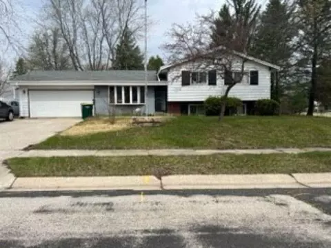 500 W Hollybrook Ln, Saukville, WI 53080