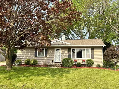 1194 Mayer St, Menasha, WI 54952