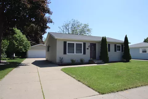 1090 Greenfield Trl, Oshkosh, WI 54904
