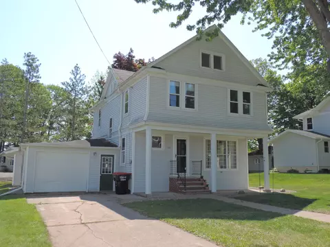132 S Woodlawn Ave, Gillett, WI 54124