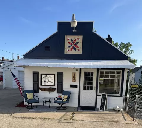 17 9th St, Clintonville, WI 54929