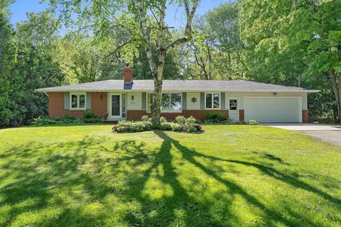 910 Country Club Rd, Green Bay, WI 54313