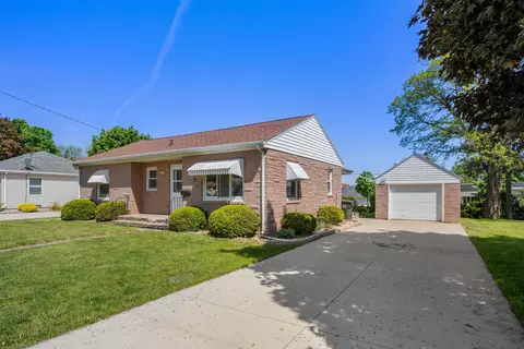 320 E 15th St, Kaukauna, WI 54130