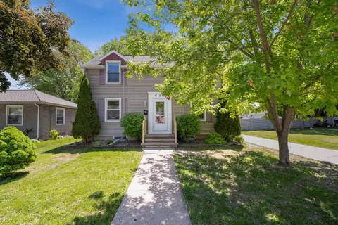 609 8th St, Menasha, WI 54952