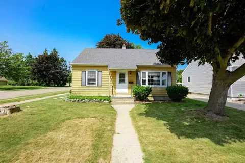 1555 Sanders St, Oshkosh, WI 54902