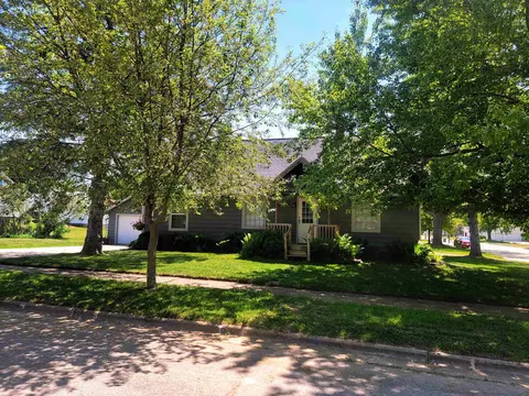 512 W Law St, New London, WI 54961