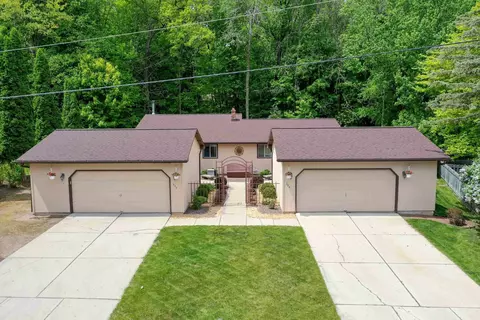 372 Ellortina Cir, Green Bay, WI 54302