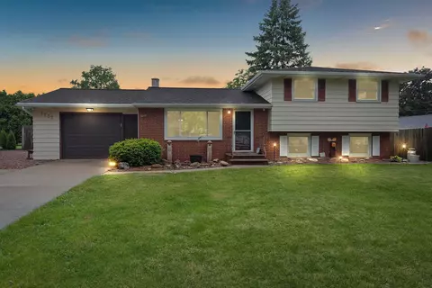 1135 Blue Ridge Dr, Green Bay, WI 54304