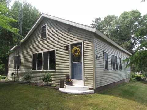 1424 Berlin St, Waupaca, WI 54981
