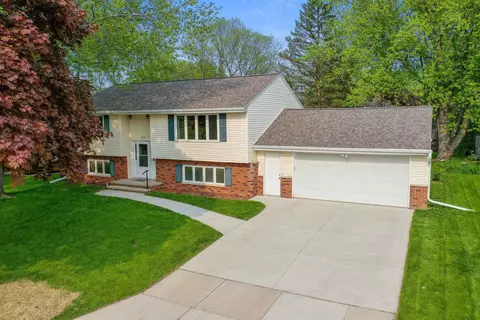 800 N Briarcliff Dr, Appleton, WI 54915