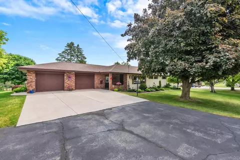421 Evergreen Rd, Mount Calvary, WI 53057