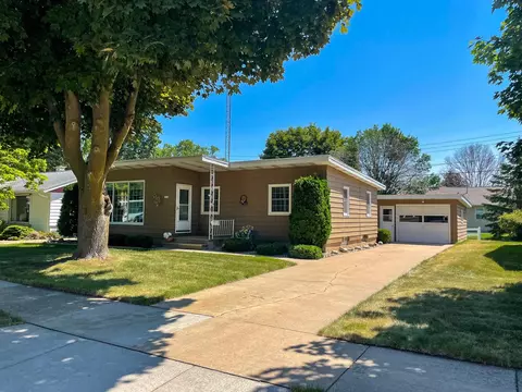 1538 Fairlawn St, Oshkosh, WI 54902