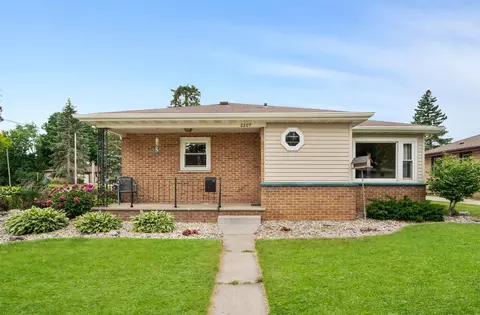 2207 N Locust St, Appleton, WI 54914