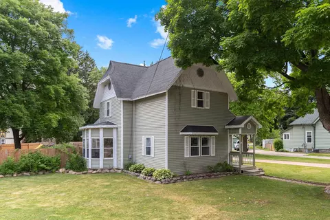 716 School St, Waupaca, WI 54981