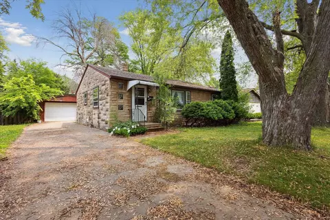 1094 6th St, Green Bay, WI 54304