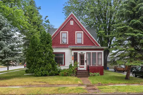 902 S Pearl St, New London, WI 54961
