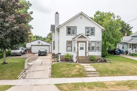 1017 Waugoo Ave, Oshkosh, WI 54902