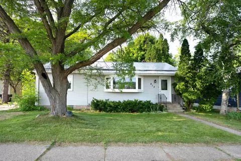 813 Park Ave, Waupaca, WI 54981