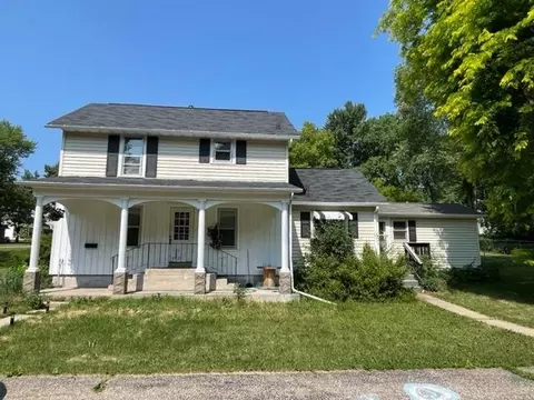 310 Center St, Waupaca, WI 54981