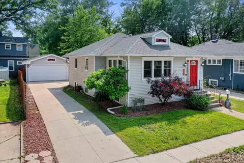 977 School Pl, Green Bay, WI 54303