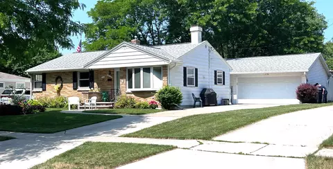 613 Clover Ln, Green Bay, WI 54301
