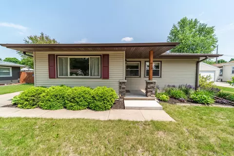 613 Linda St, Combined Locks, WI 54113