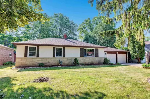 1147 Highview Ln, Green Bay, WI 54304
