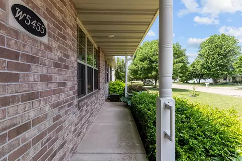 w5455 White Clover Circle, Appleton, WI 54915 photo 2