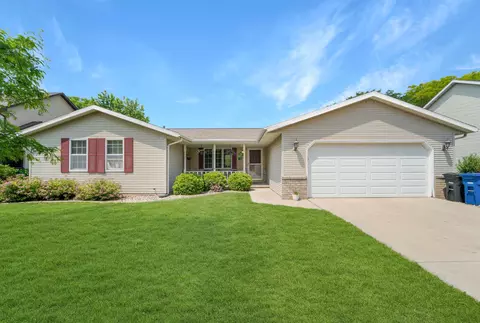 2172 Meadow Green Dr, Neenah, WI 54956