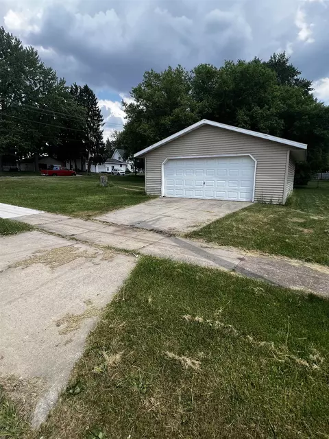 39 W 2nd St #3-4, Clintonville, WI 54929