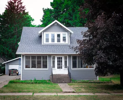 105 E Sumner St, Weyauwega, WI 54983
