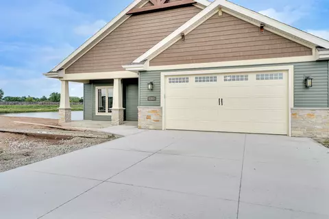 1363 Prairie Lake Cir, Neenah, WI 54956