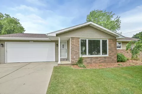 2222 Barberry Ln, Green Bay, WI 54304