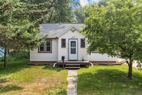 304 Oak St, Waupaca, WI 54981