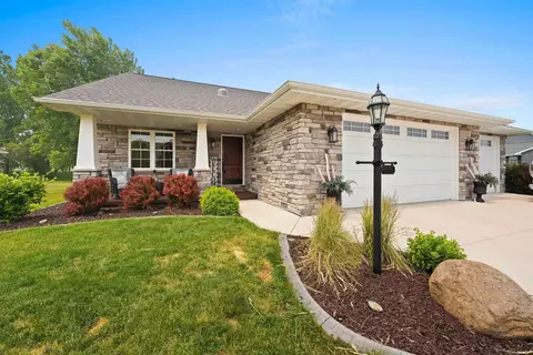 574 Royal St Pats Dr, Wrightstown, WI 54180