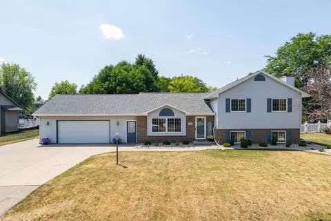 2783 Oakwood Cir, Oshkosh, WI 54904