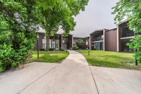 1699 Alcan Dr #204, Menasha, WI 54952